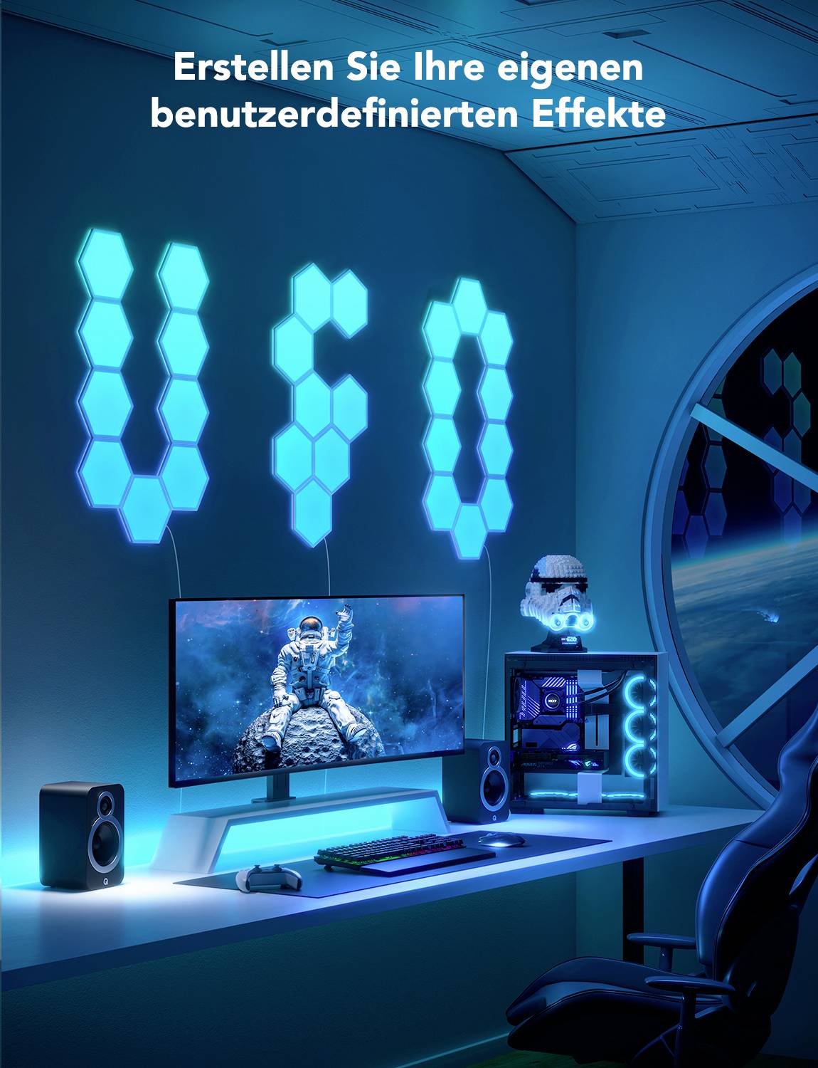 Computertisch mit blauen Lichteffekten. Bildschirm zeigt Astronaut. Lichter formen das Wort 'UFO'. Dekorative Beleuchtung im Raum.