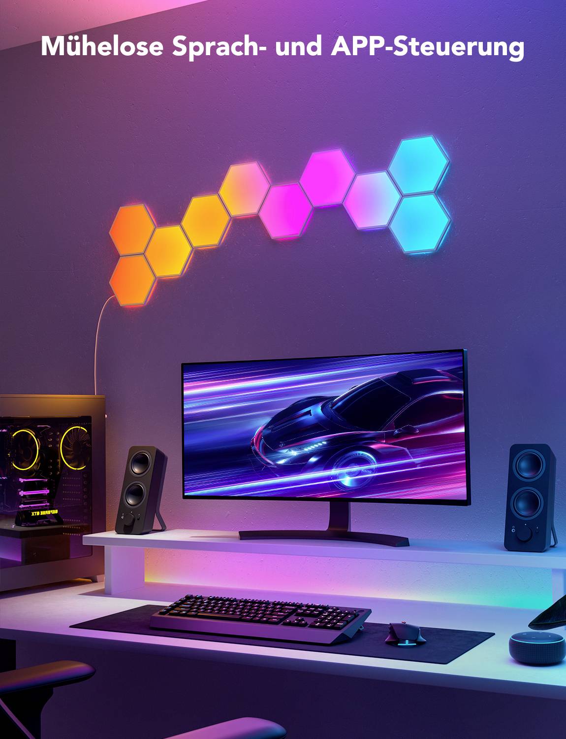 Ein modernes Computer-Setup mit Monitor, Tastatur und leuchtenden Wandlichtern. Schriftzug oben: 'Mühelose Sprach- und APP-Steuerung'.