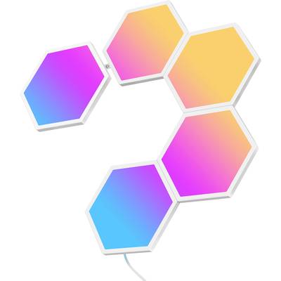 Sechseckige LED-Paneele in verschiedenen Farben, die an einer Wand in einer S-Form montiert sind, geben stimmungsvolles Licht.