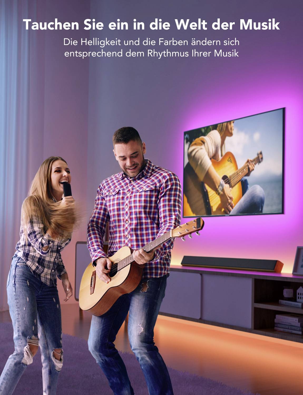 Ein Mann und eine Frau singen und spielen Gitarre in einem Raum mit farbigem Licht. Im Hintergrund ist ein Bild von einem Gitarrenspieler.