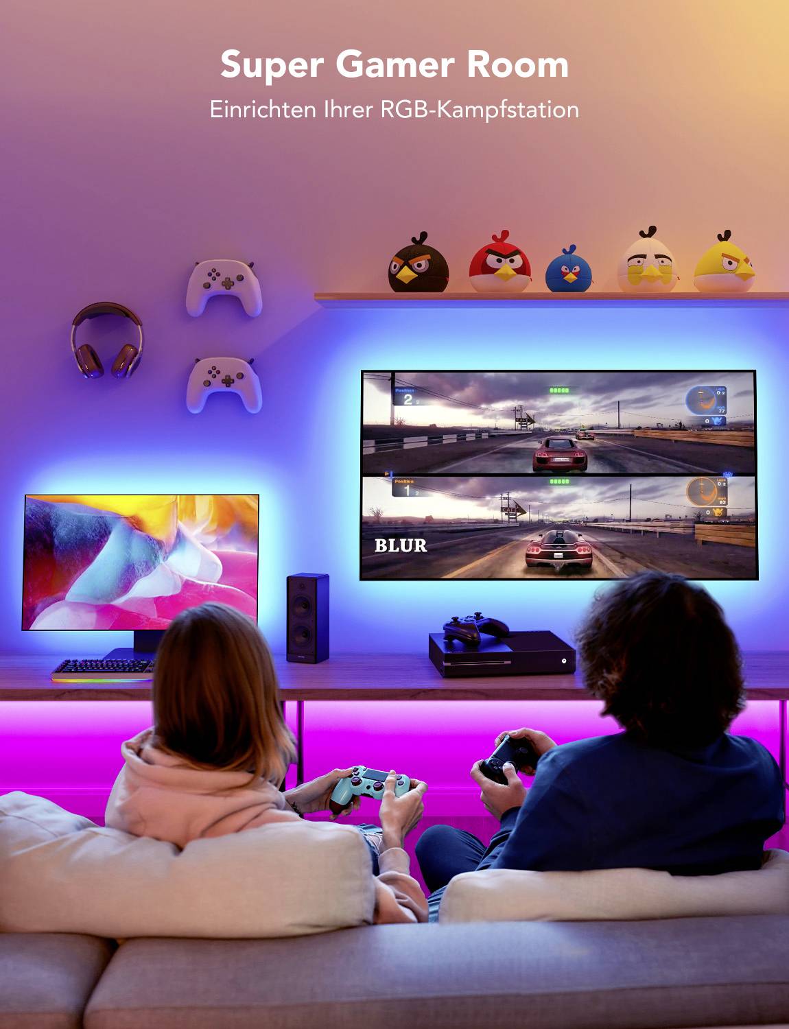 Eine gemütliche Gamer-Ecke mit zwei Personen, die Videospiele an einem großen Fernseher spielen. Neonlichter und Gaming-Dekorationen schmücken den Raum.