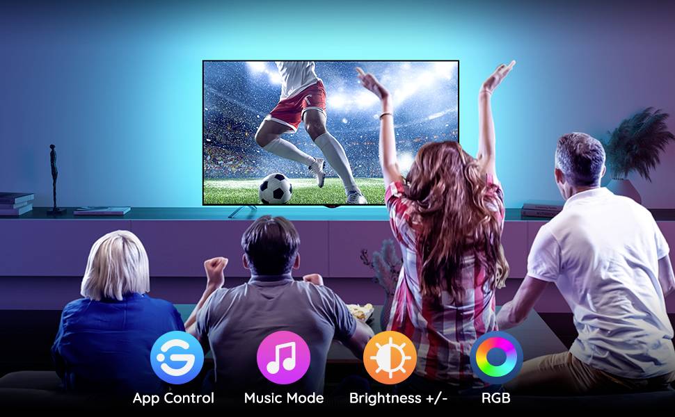 Eine Gruppe von vier Personen jubelt vor einem Fernseher, der ein Fußballspiel zeigt. Der Raum ist in buntem Licht erleuchtet.