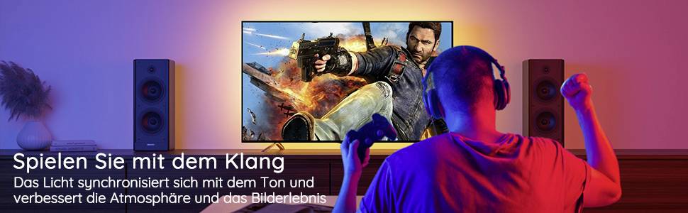 Ein Mann mit Kopfhörern spielt ein Videospiel auf einem großen Bildschirm. Text: 'Spielen Sie mit dem Klang' mit synchronisiertem Licht.