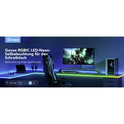 RGB-LED-Neon-Seilbeleuchtung am Schreibtisch mit Gaming-Stuhl und Monitor. Beleuchtung schafft lebendige Spielatmosphäre.