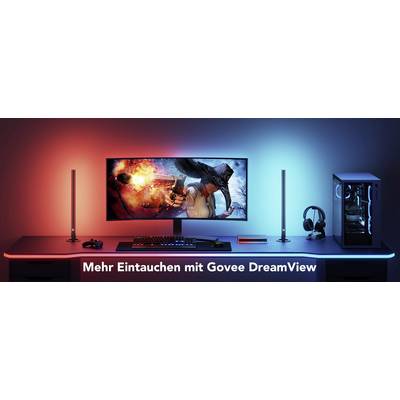 Bürotisch mit gebogenem Monitor, der ein Actionspiel zeigt. Umgebungsbeleuchtung in Blau und Rot; Text: 'Mehr Eintauchen mit Govee DreamView'.