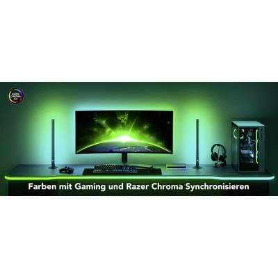 Ein Gaming-Setup mit grüner Beleuchtung zeigt einen breiten Monitor, RGB-Tastatur, Gaming-Pc und grüne Lichter. Text: 'Farben mit Gaming und Razer Chroma Synchronisieren'.