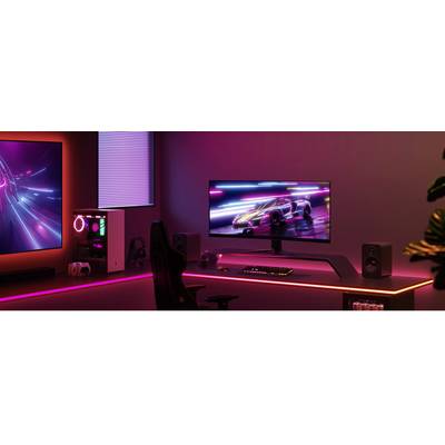 Gaming-Setup mit beleuchtetem Schreibtisch, großem Monitor, auf dem ein Rennspiel gezeigt wird, und RGB-Lichter, die eine futuristische Atmosphäre schaffen.