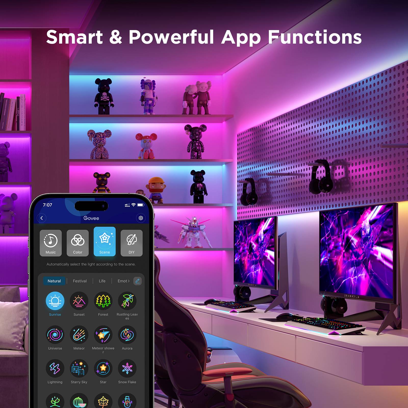 Ein Gaming-Raum mit modernen Lichteffekten, zwei Monitore, Regale mit Figuren. Im Vordergrund wird eine App auf dem Smartphone angezeigt.