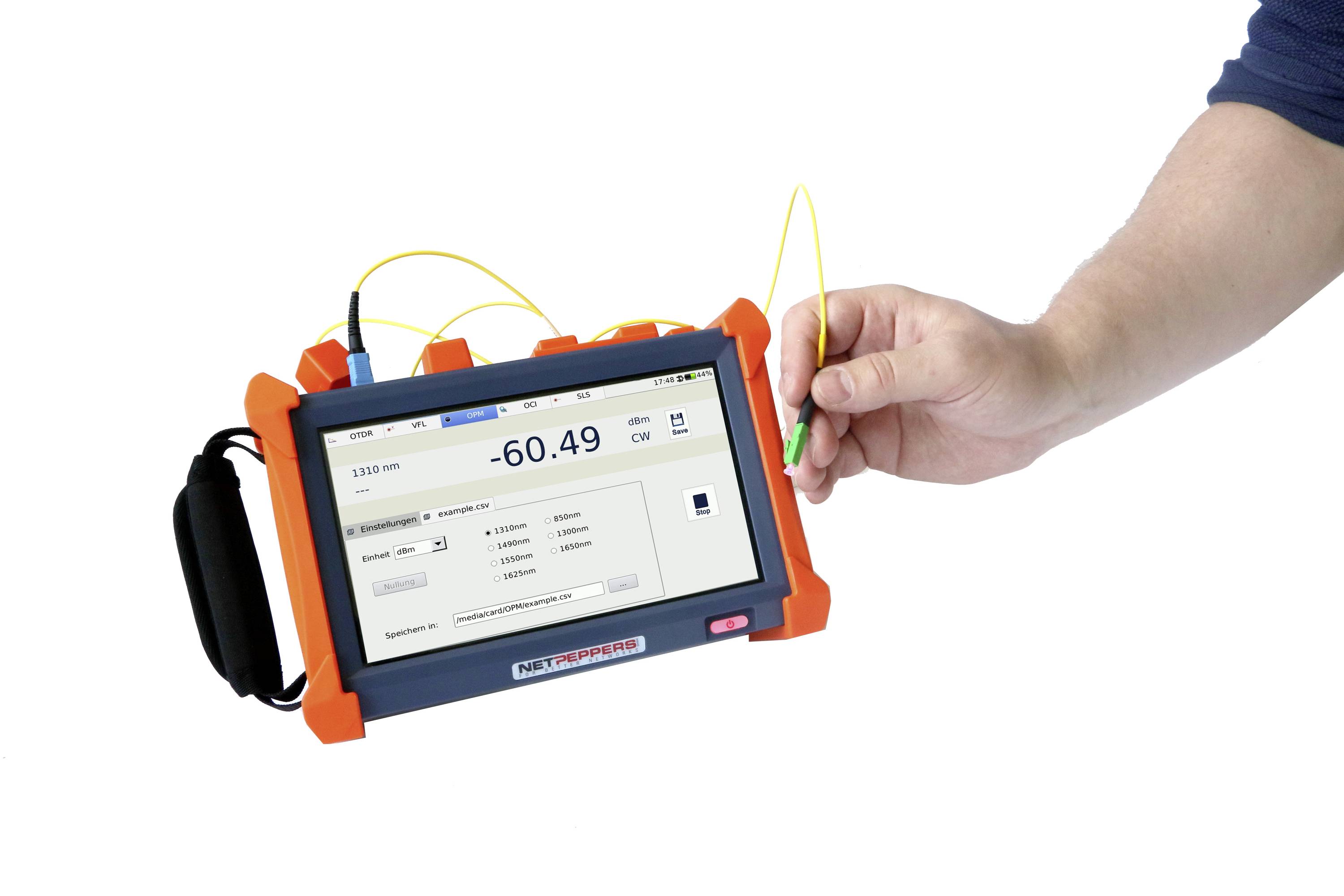 Ein Handheld-Messgerät zeigt einen Wert von -60,49 auf dem Bildschirm. Eine Hand hält ein gelbes Kabel, das mit dem Gerät verbunden ist.