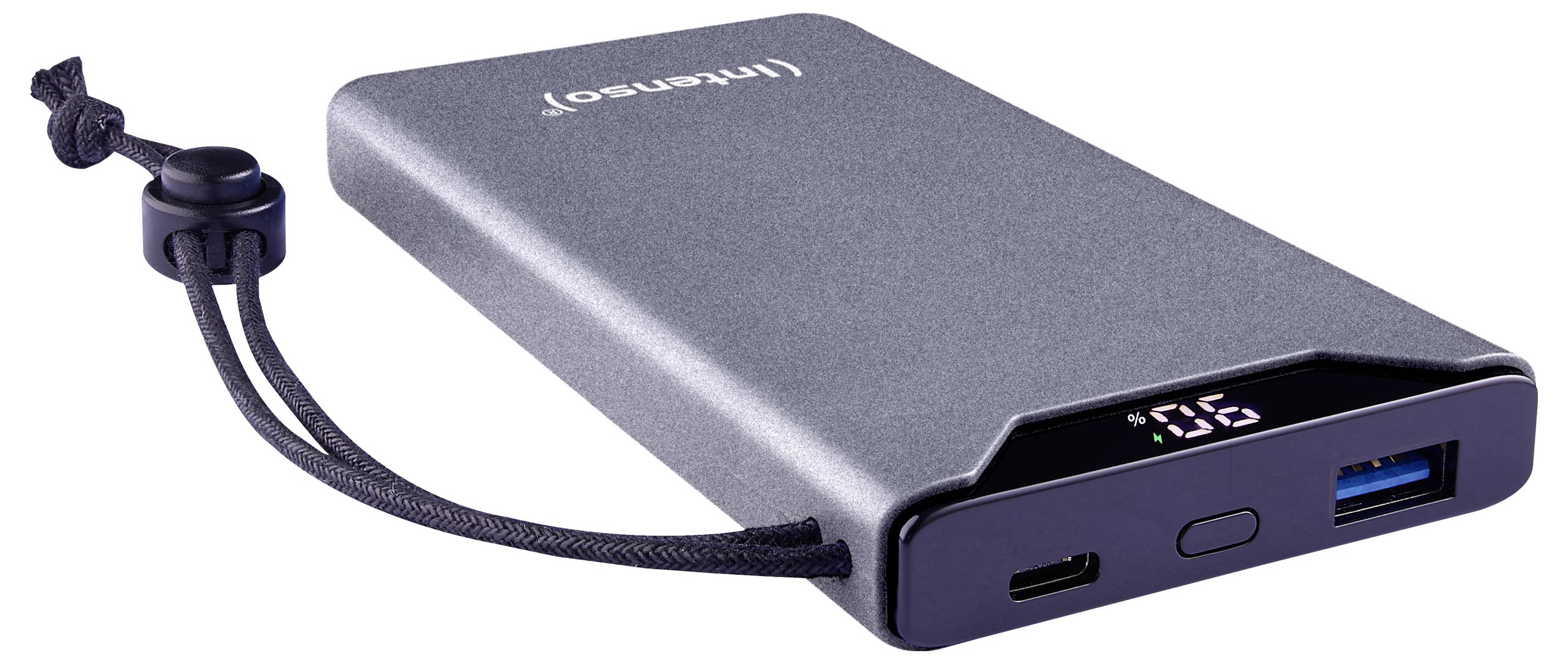 Eine tragbare Powerbank mit grauem Gehäuse und schwarzem USB-A- und USB-C-Anschluss auf der Vorderseite. Ein schwarzes Band ist daran befestigt.