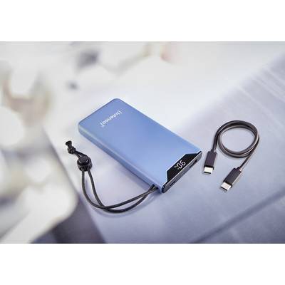 Blaue Powerbank mit digitaler Anzeige für den Ladezustand, daneben ein USB-Ladekabel.
