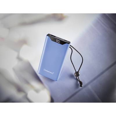 Eine blaue tragbare Powerbank mit Display, das eine 90%ige Ladung anzeigt. Sie hat ein schwarzes elastisches Band an der Seite.