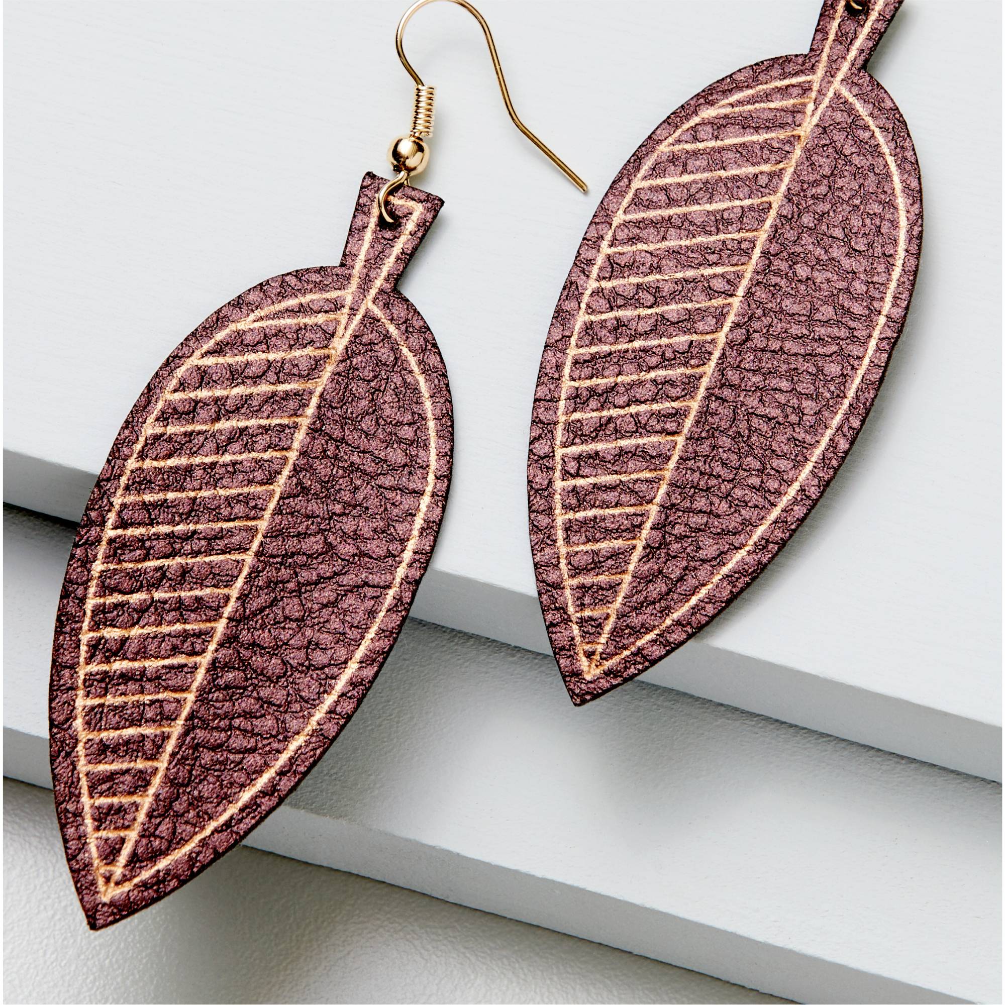 Vier Grußkarten: rosa mit Blumenstrauß, pink mit 'LOVE', blau mit Herzmotiv und blauer Karte mit abstrakten goldenen Mustern.