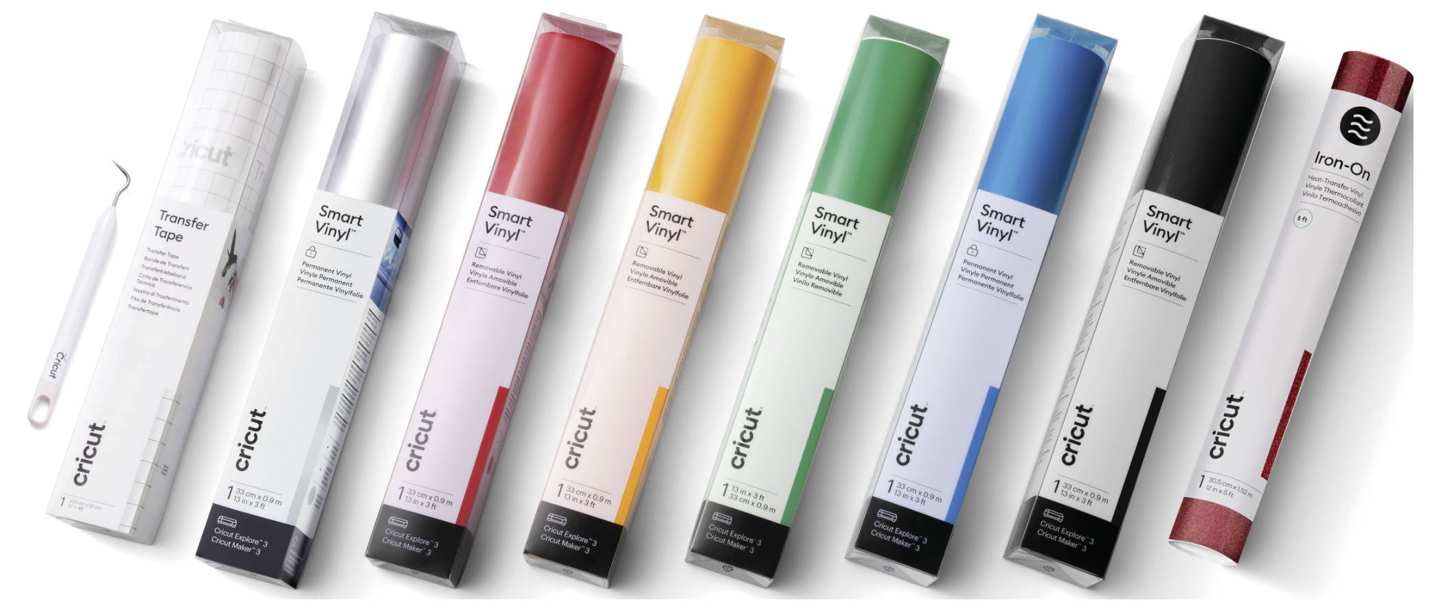 Acht Rollen Cricut Materialien in verschiedenen Farben und Arten nebeneinander. Enthalten sind Smart Vinyl, Transfer Tape und Iron-On.