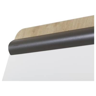 Ein schwarzer Wandrollenhalter mit einer Holzplatte, an dem ein weißes Papierblatt hängt.
