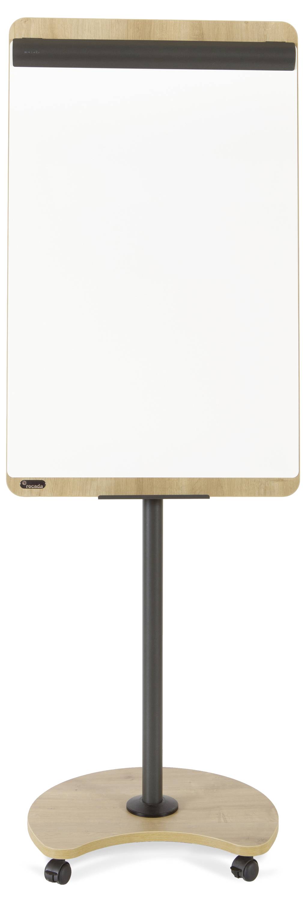 Leeres Flipchart auf einem Holzständer mit Rollen. Ideal für Präsentationen oder Meetings.