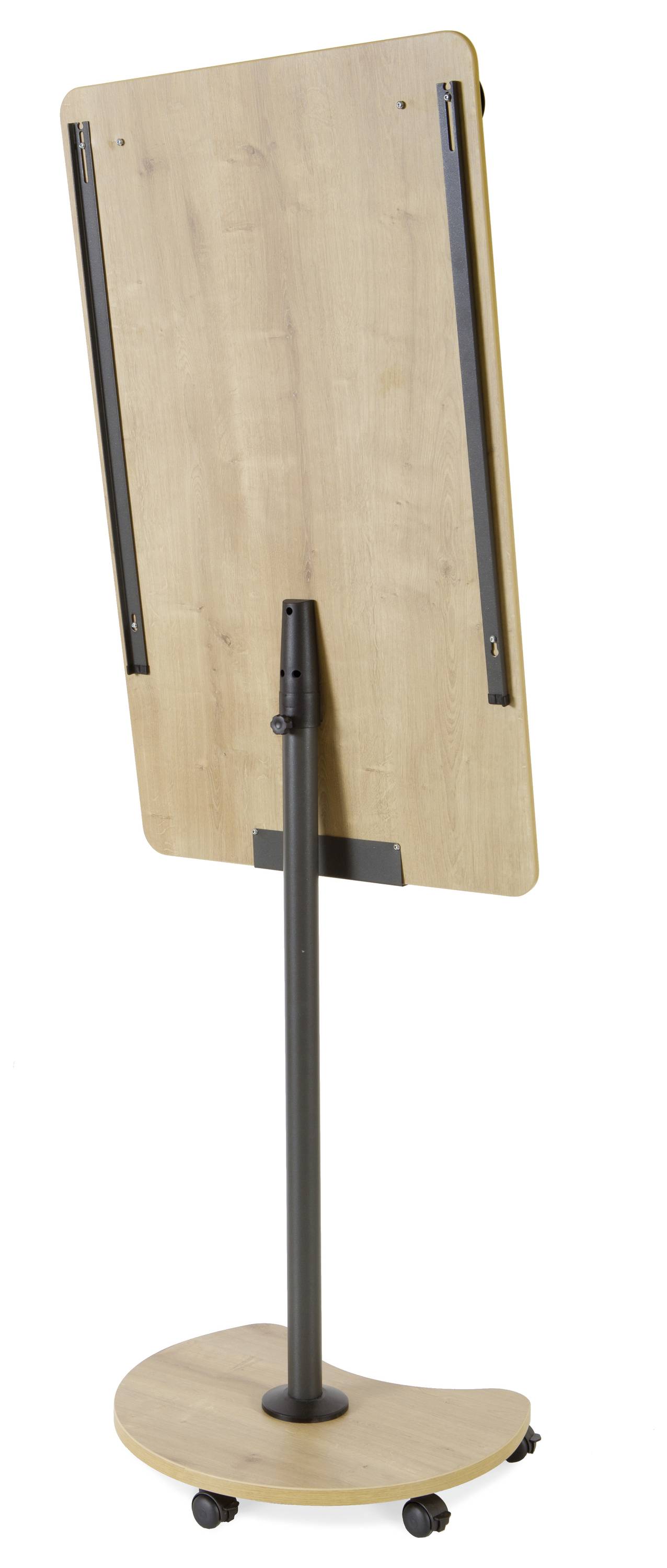 Ein mobiler Holzständer mit dunklem Metallstativ und Rollen, geeignet zur Präsentation von Plakaten oder Tafeln, von hinten betrachtet.