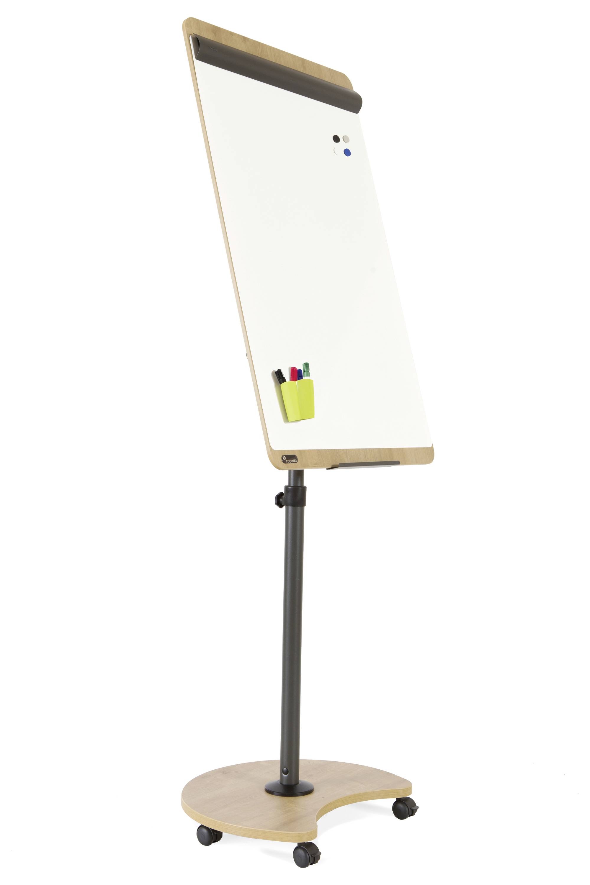 Ein weißes Flipchart auf einem schwarzen Ständer mit Rollen, enthält bunte Marker im Halter, geeignet für Präsentationen.