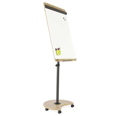 Ein weißes Flipchart auf einem schwarzen Ständer mit Rollen, enthält bunte Marker im Halter, geeignet für Präsentationen.