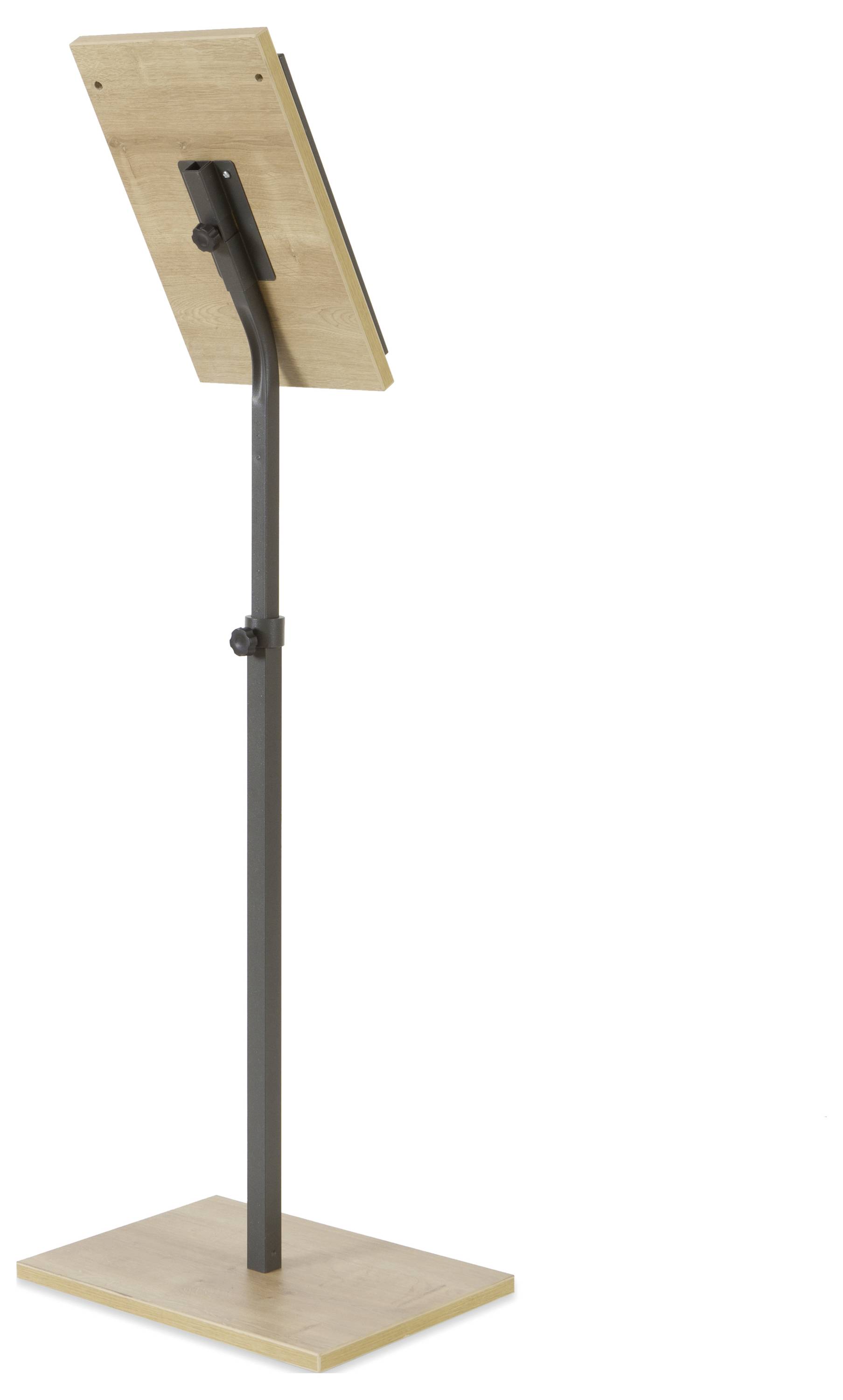 Ein verstellbares Pult mit einem Holztablett auf einem schwarzen Metallgestell steht auf einer rechteckigen Holzplattform.