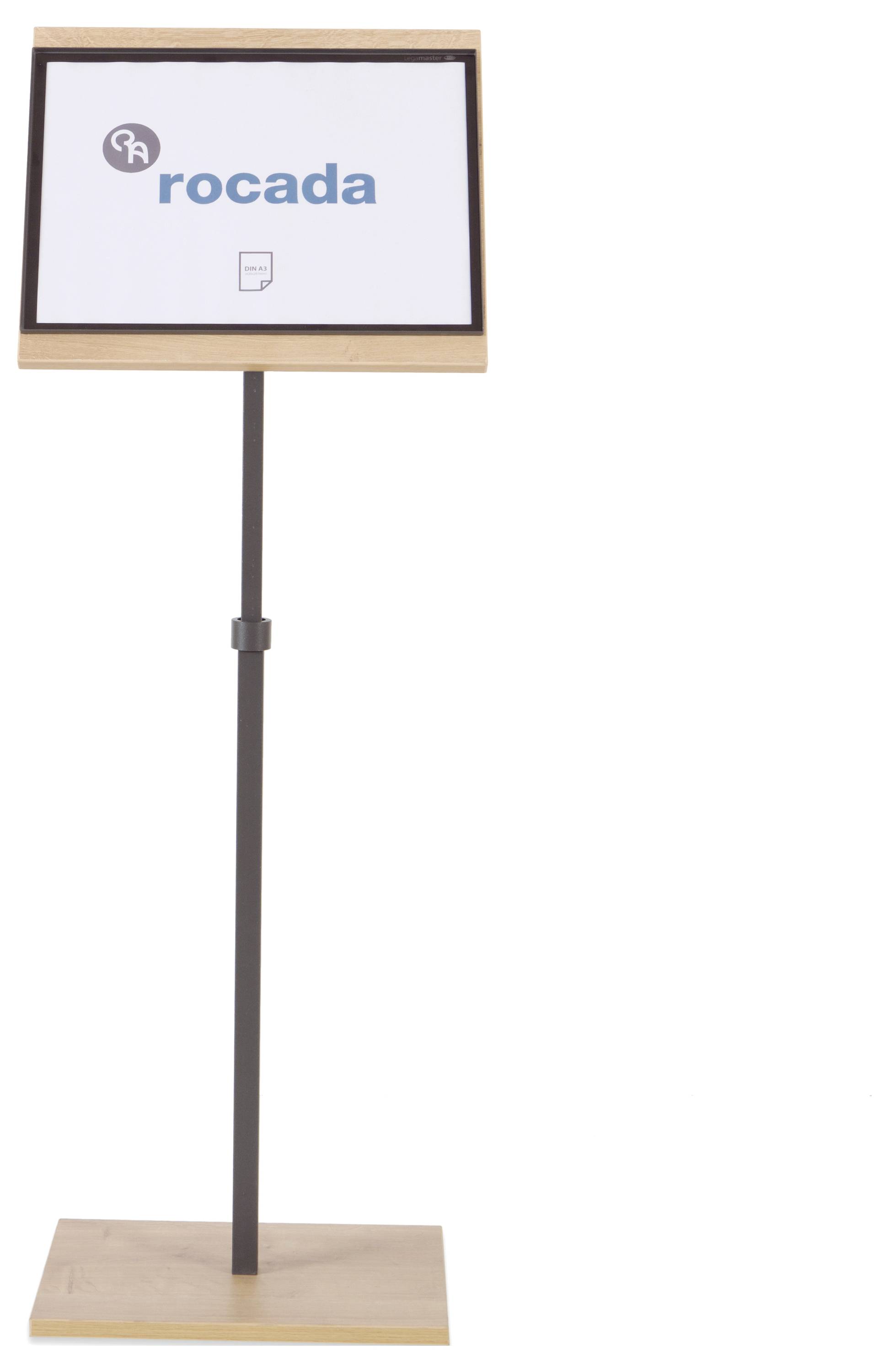 Podiumständer aus Holz mit Metallsäule. Auf dem Schild steht 'rocada'.