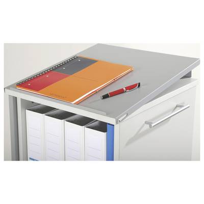 Ein Ordnerständer mit mehreren Aktenordnern, auf dem ein aufgeklapptes Notizbuch und ein Stift liegen.
