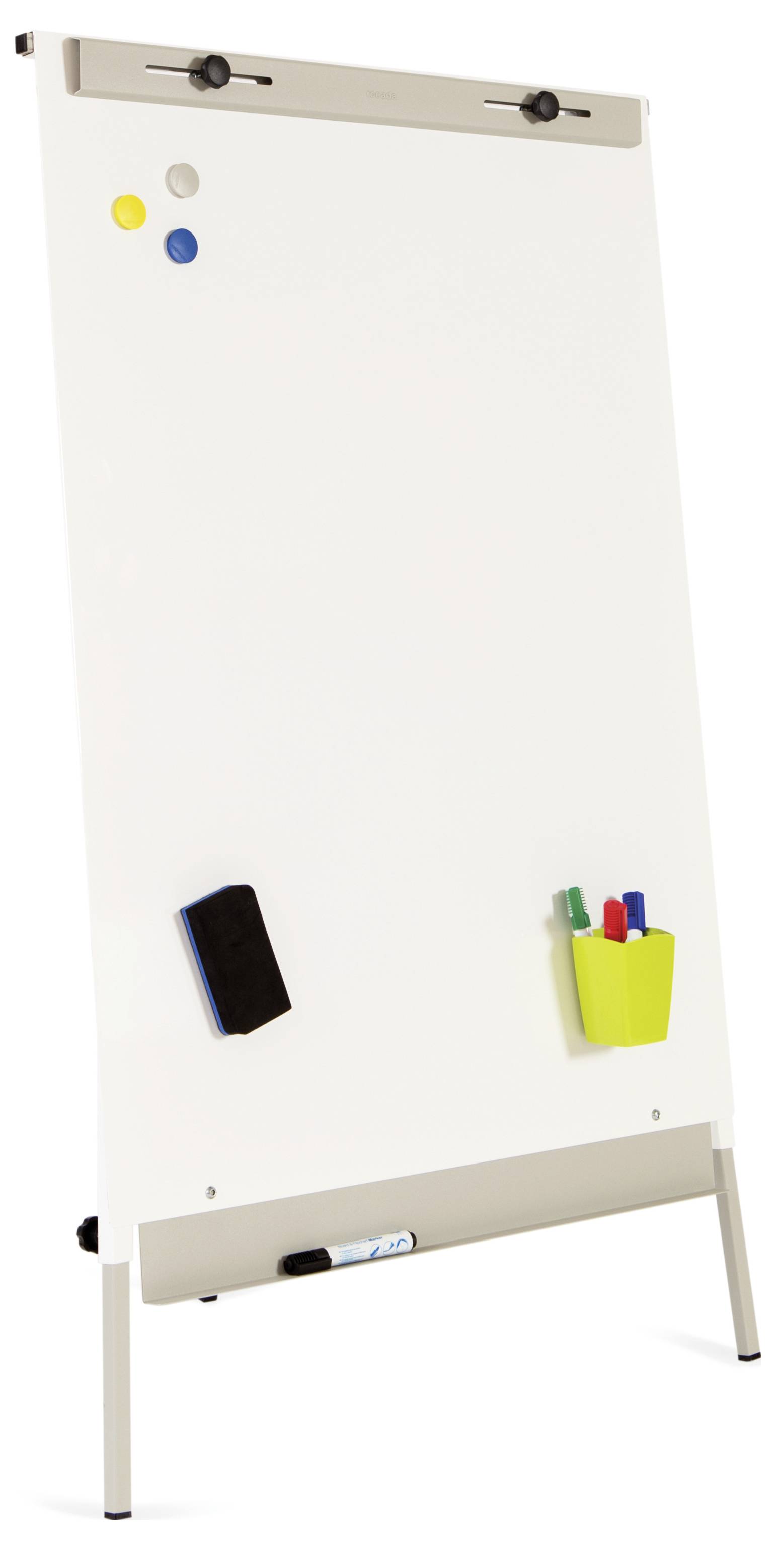 Ein leeres weißes Flipchart auf einem Metallständer, mit Magneten und Markerhalter. Es steht auf einem Boden und ist bereit zur Nutzung.