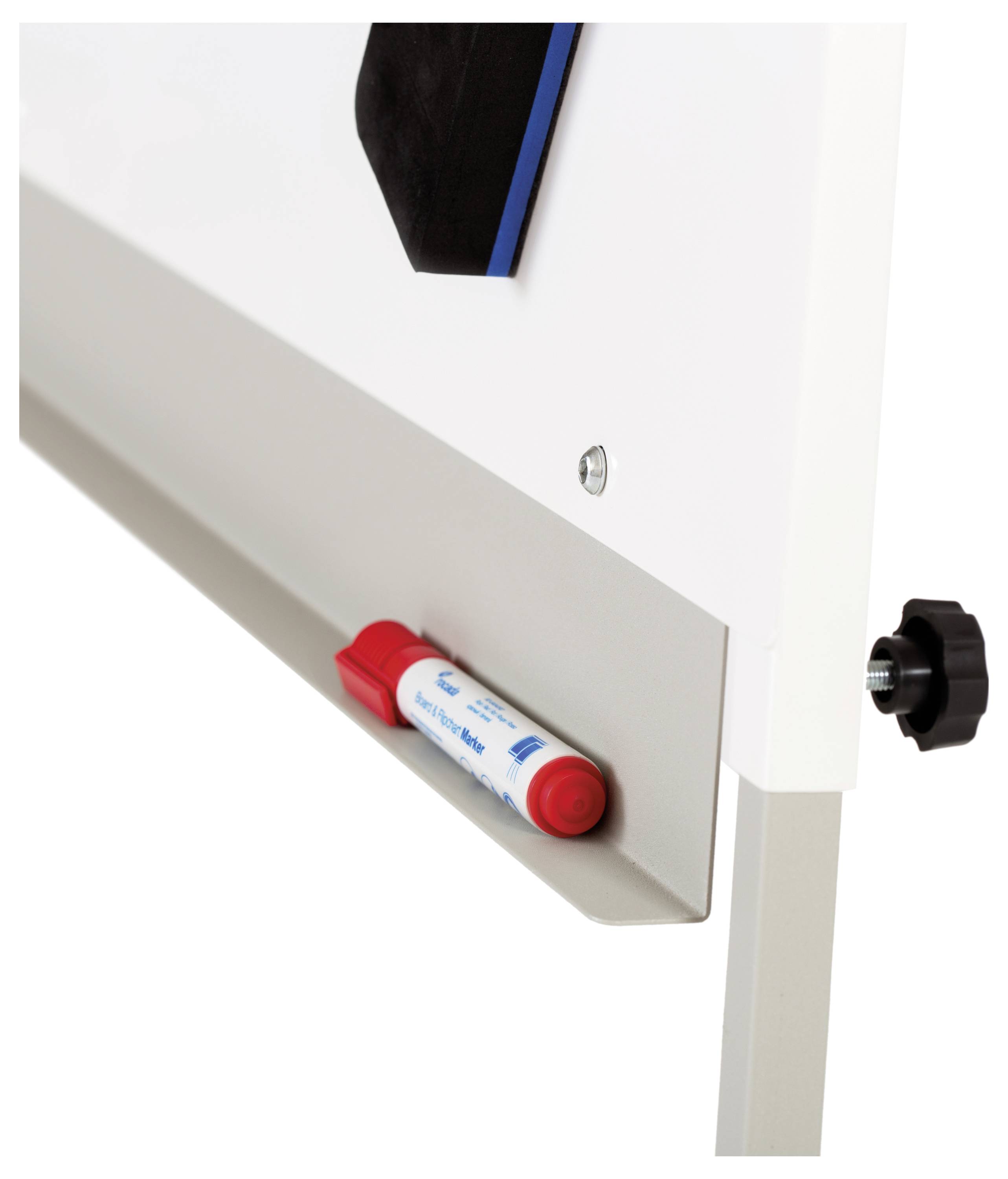 Ein Whiteboard mit rotem Marker und schwarzem Radiergummi in der Ablage. Ein Drehknopf dient zur Höhenverstellung des Gestells.