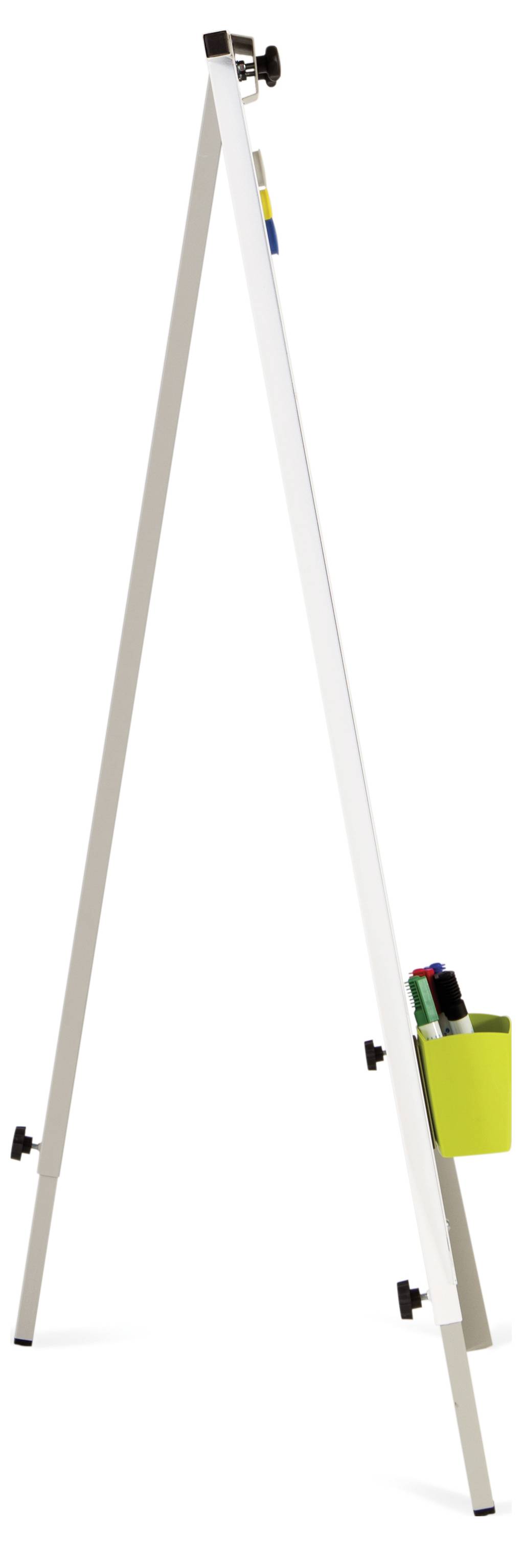 Freistehendes, dreibeiniges, weißes Flipchart mit einem Stifthalter und mehreren Filzstiften darauf.