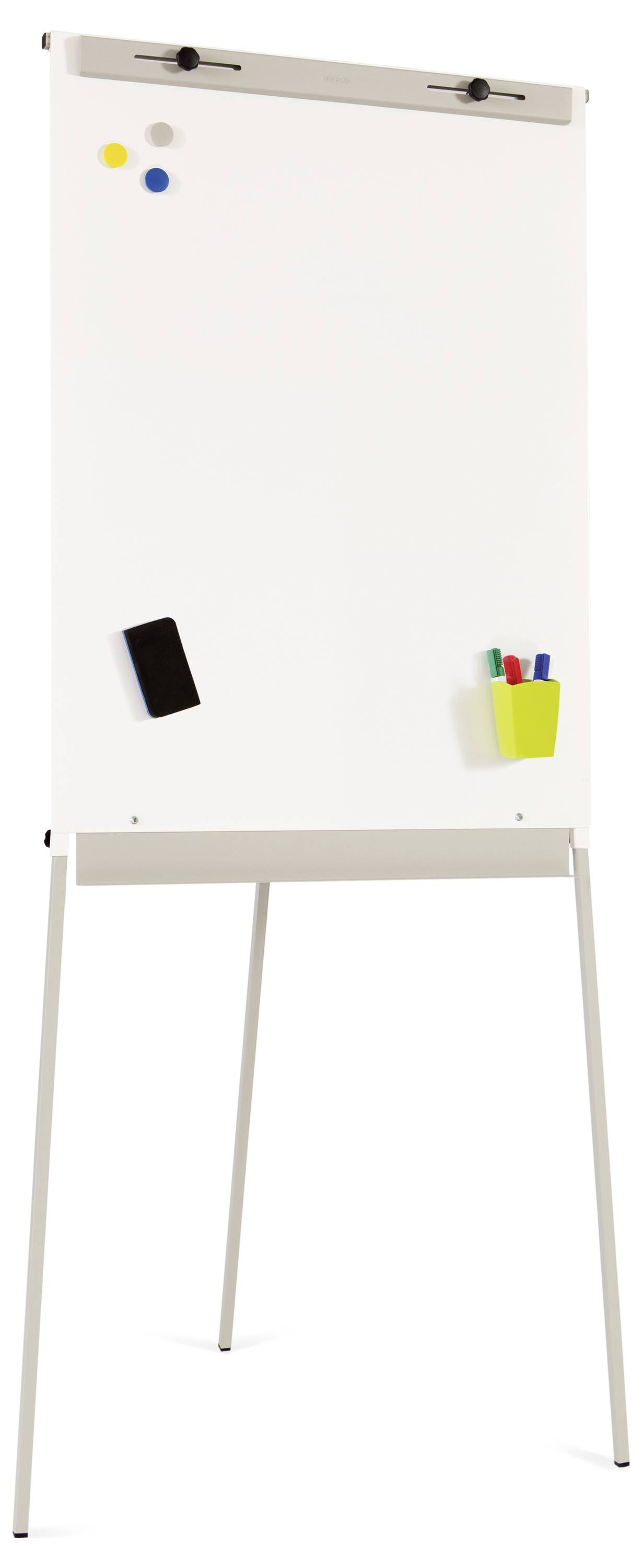 Ein leeres Flipchart auf einem Stativ, mit Markern in einem Halter und kleinen Magneten an der Oberfläche.