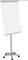 Leeres Flipchart auf einer Metallstange mit Rollen.