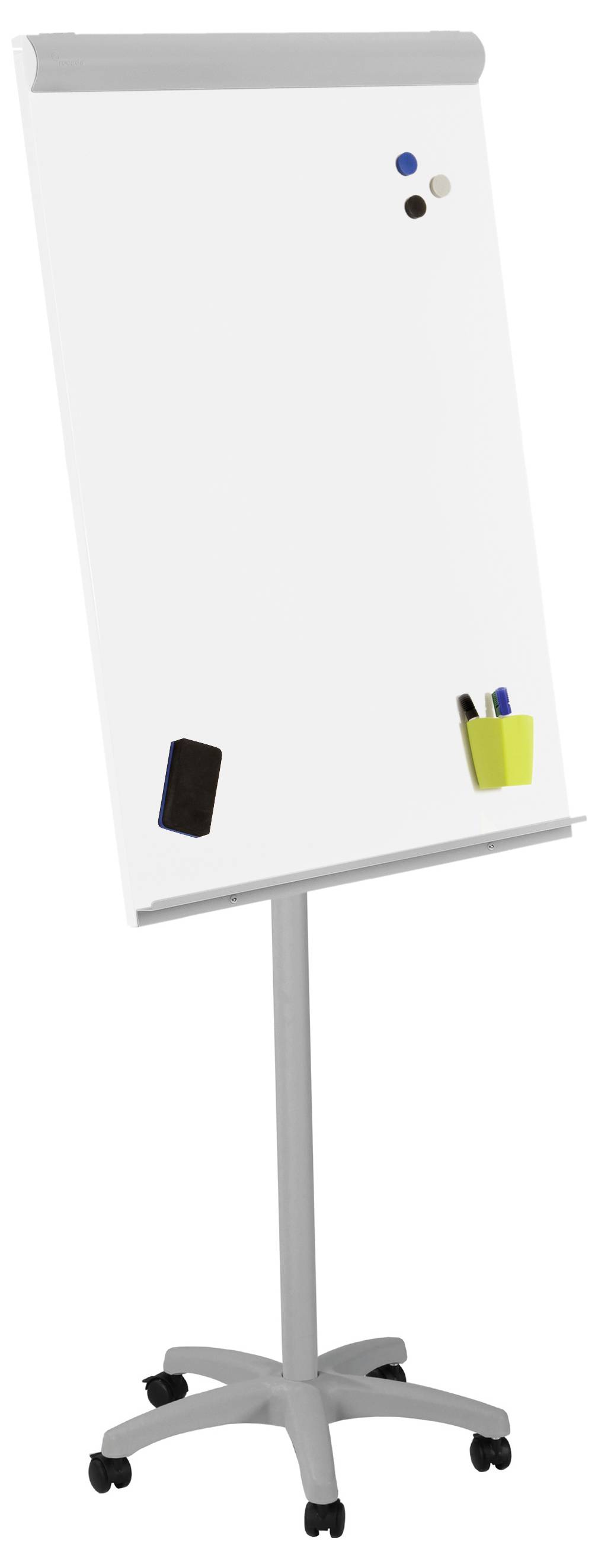 Ein leeres Flipchart auf einem Ständer, mit mehreren Magneten und einem Stifthalter, steht auf einem Boden mit Rollen.
