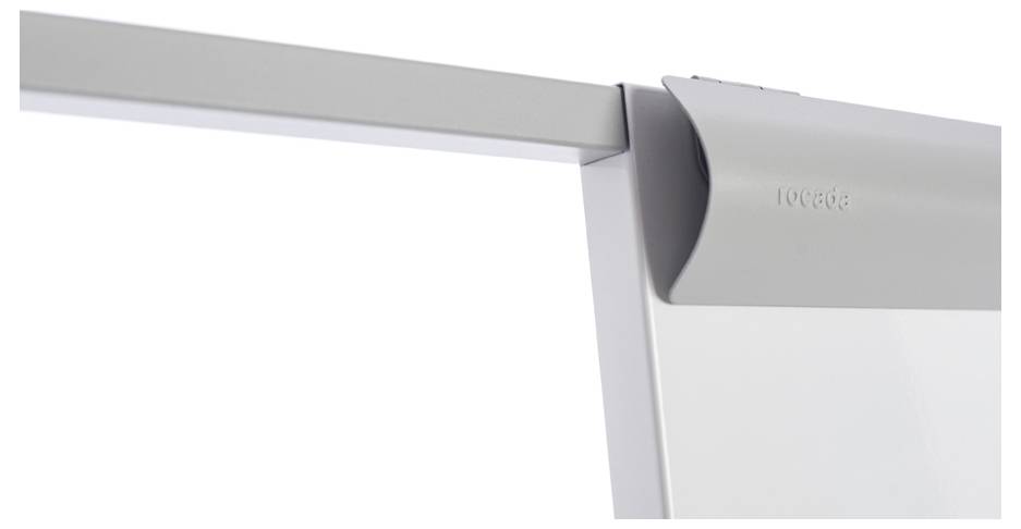 Interaktive Tafel mit silberner Kante und dem Markennamen, geeignet für Präsentationen und Meetings.