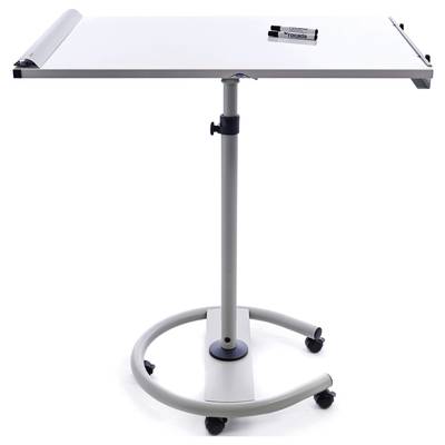 Ein höhenverstellbares Flipchart auf Rädern mit einer weißen Schreibfläche und zwei schwarzen Markern darauf.