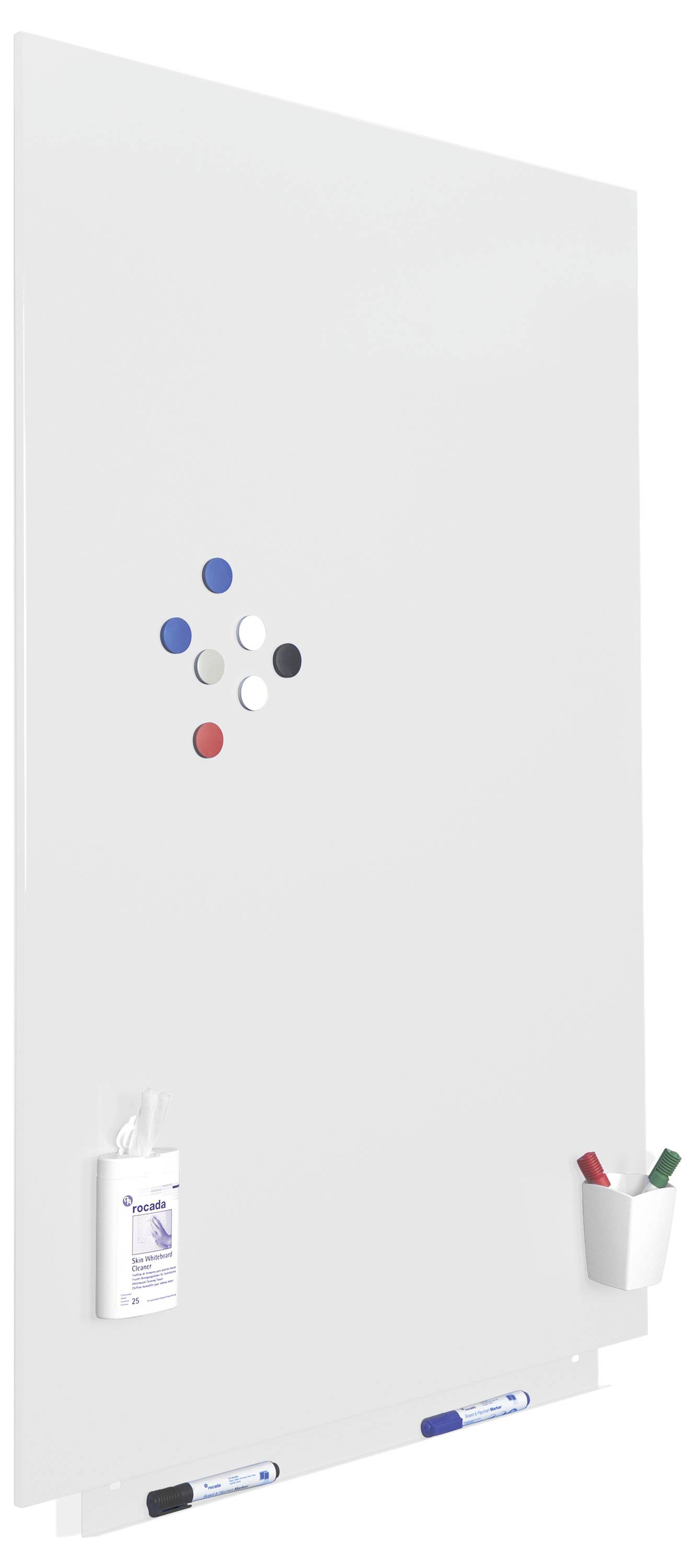 Ein großes weißes Whiteboard mit Markern in Halterungen unten und bunten Magneten oben.