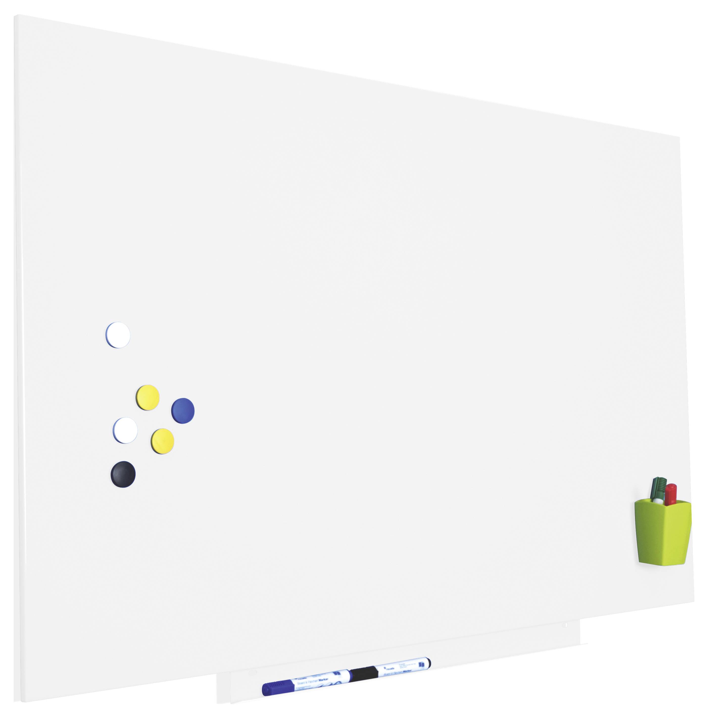 Weiße Tafel mit sieben bunten Magneten links. Unten liegt ein blau-weißer Stift, rechts ein grüner Stiftbehälter mit Markern.