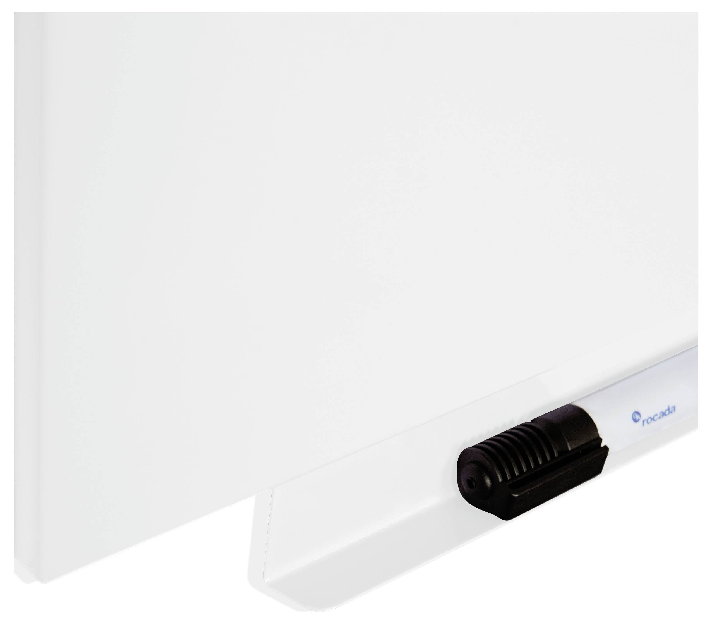 Weiße Magnettafel mit integriertem Stiftehalter; minimalistisch und modern gestaltet. Ideal für Präsentationen oder Notizen.