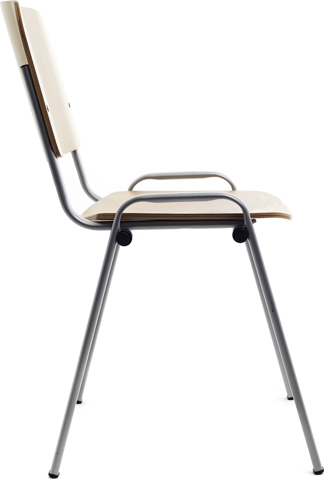 Ein schlichter, moderner Stuhl mit einem Metallrahmen und einer Sitzfläche aus hellem Holz. Der Stuhl steht auf vier Metallbeinen.