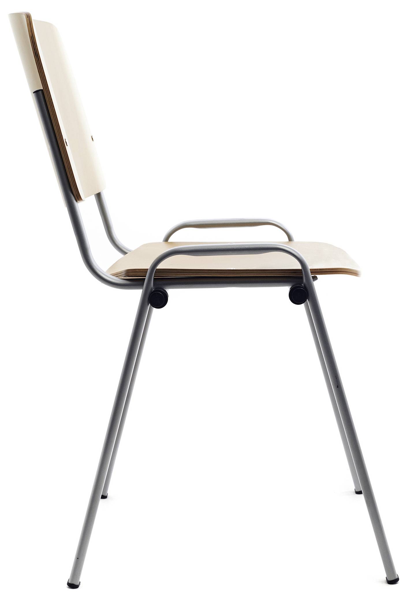 Ein moderner, minimalistischer Stuhl mit Metallbeinen und einer Holzsitzfläche ist aus der Seitenansicht abgebildet.