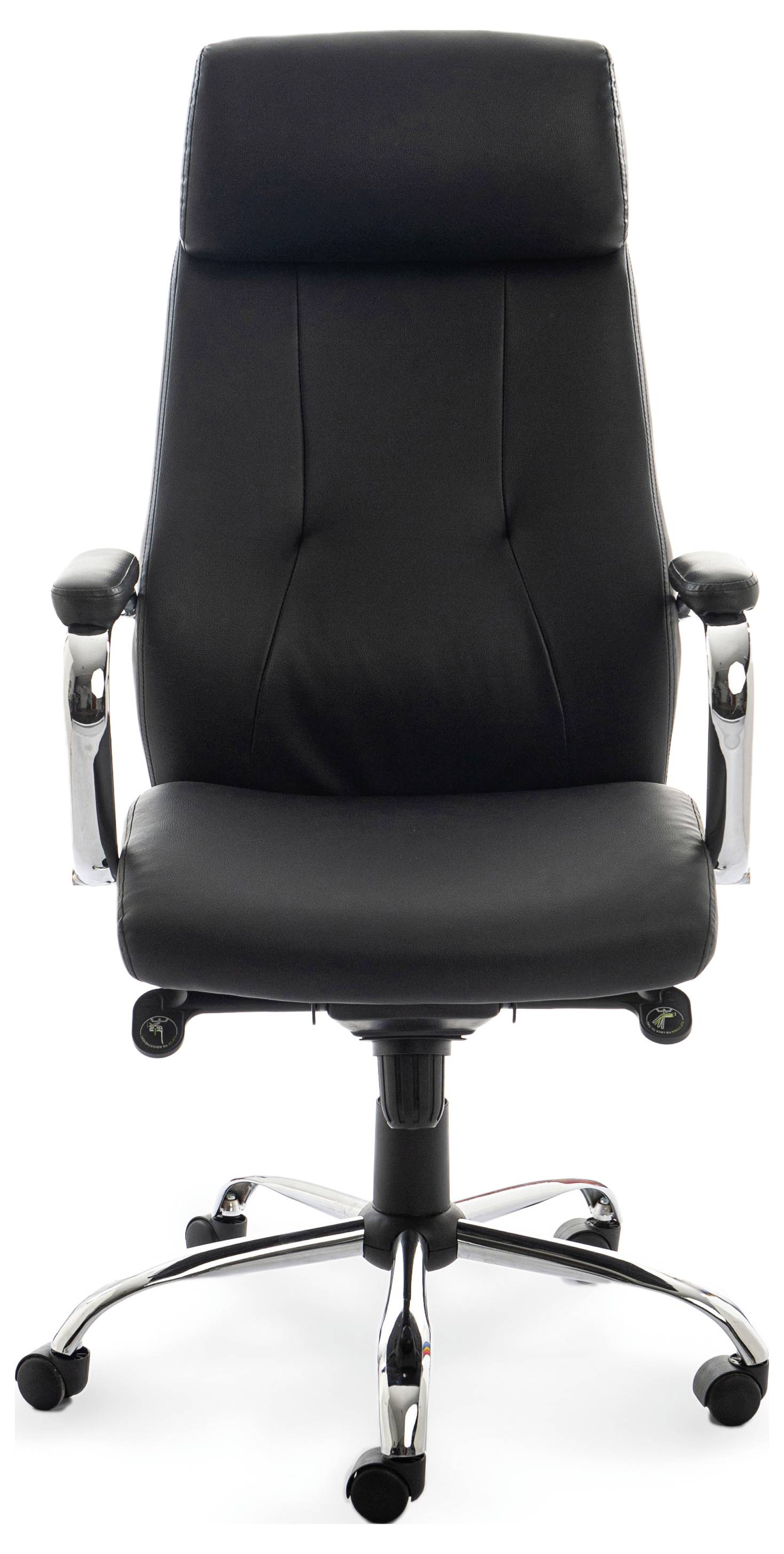 Schwarzer ergonomischer Bürostuhl mit hoher Rückenlehne, Armlehnen und Rollen auf Chromgestell, stehend auf weißem Hintergrund.