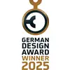 'German Design Award Winner 2025' Logo in Schwarz und Gold. Ein stilisiertes Medaillon-Symbol oben, gefolgt von den Textzeilen.