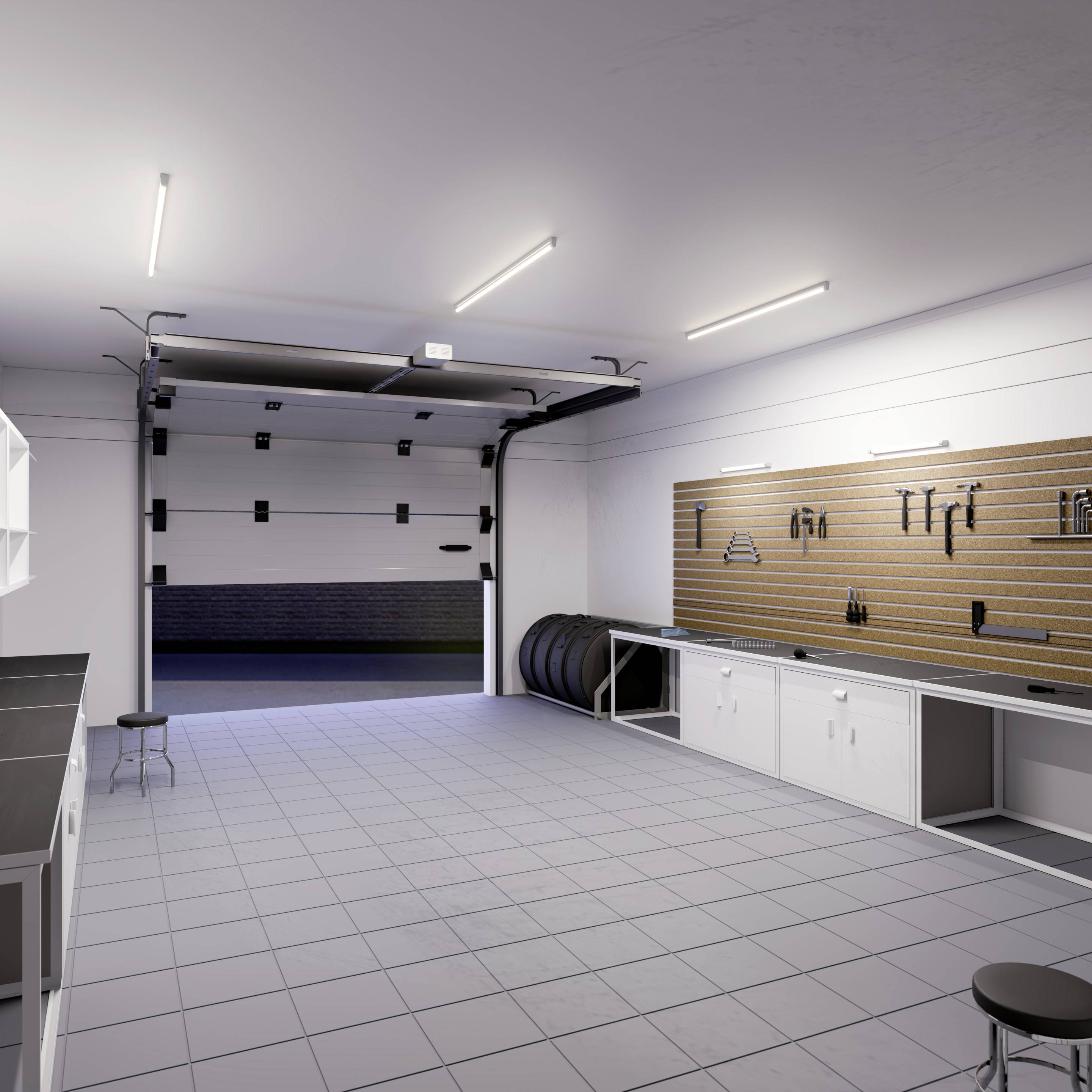 Innenraum einer aufgeräumten Garage mit offenen Tor, hell beleuchtet, Werkzeuge an der Wand, Schränke und Hocker im Vordergrund.