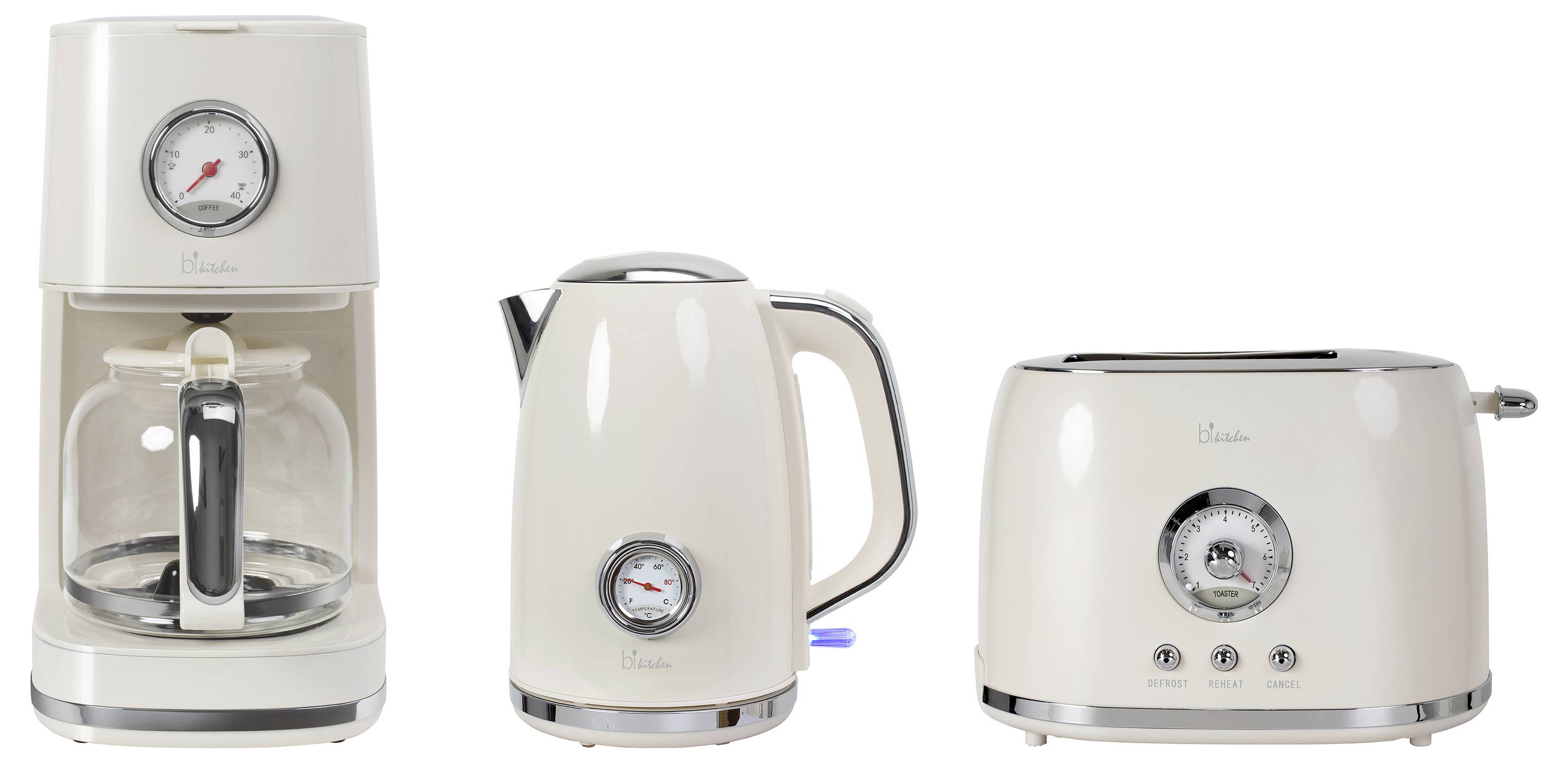 Kaffeemaschine, Wasserkocher und Toaster in einheitlichem cremefarbenem Retro-Design mit analogen Anzeigen, nebeneinander aufgereiht.
