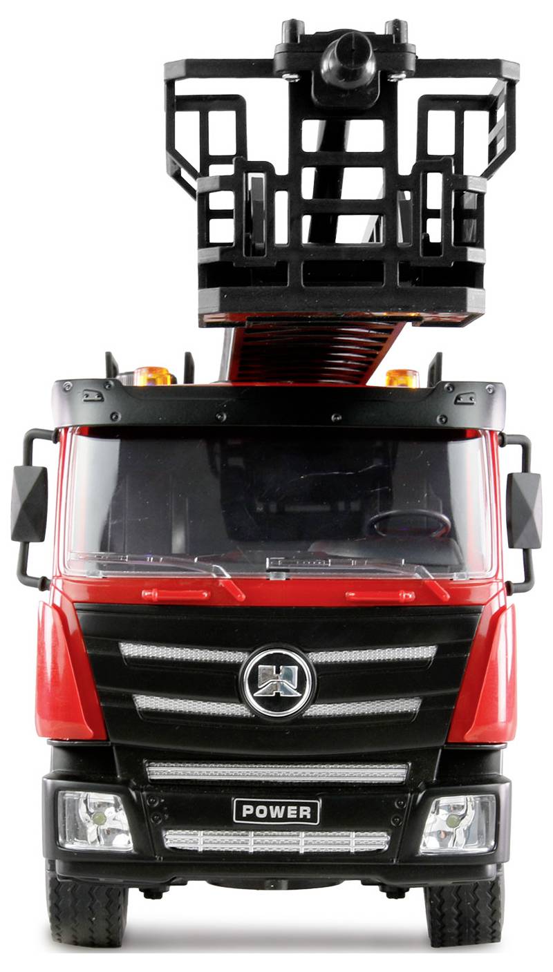 Rotes Spielzeug-Feuerwehrauto mit ausgefahrener Drehleiter, das von vorne zu sehen ist. Die Leiter ist hoch und nach oben gerichtet.