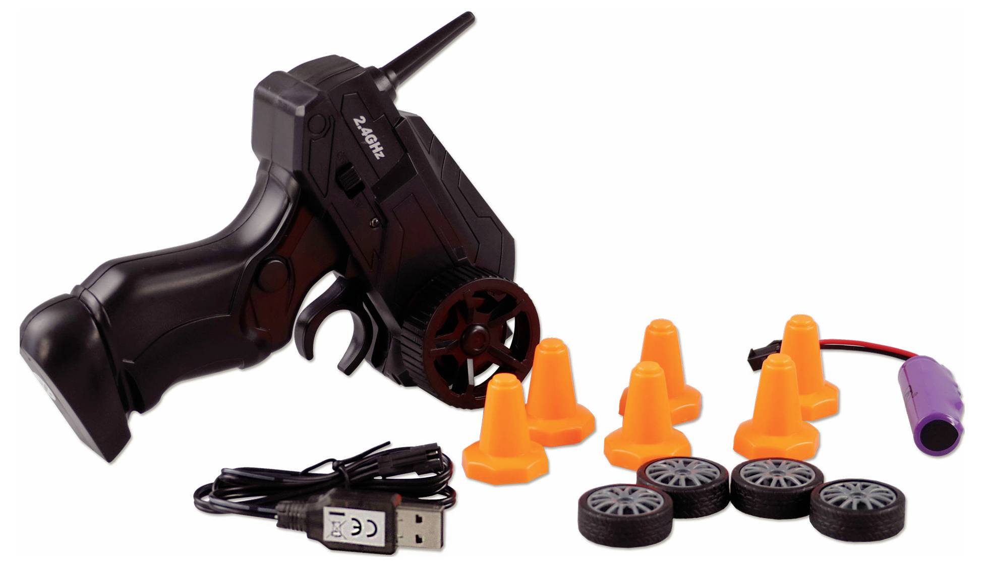 Ferngesteuerte Spielzeugsteuerung mit sechs Ersatzreifen, acht orangefarbenen Verkehrsleitkegeln und einem USB-Ladekabel.