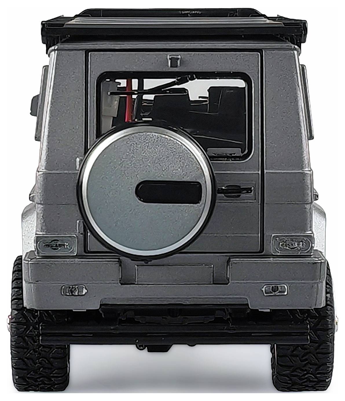 Ein silberner Geländewagen von hinten, fokussiert auf das Reserverad an der Hecktür. Der Innenraum hat schwarze Sitze.