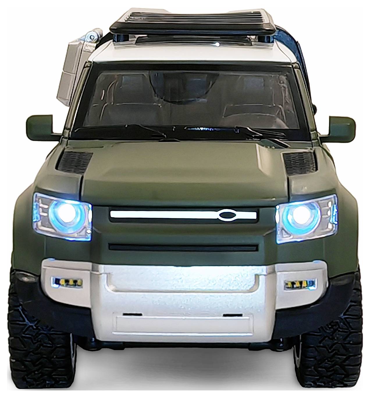 Grüner Geländewagen von vorne, Scheinwerfer leuchten. Robustes Design, Allradantrieb, geeignet für Offroad-Abenteuer.