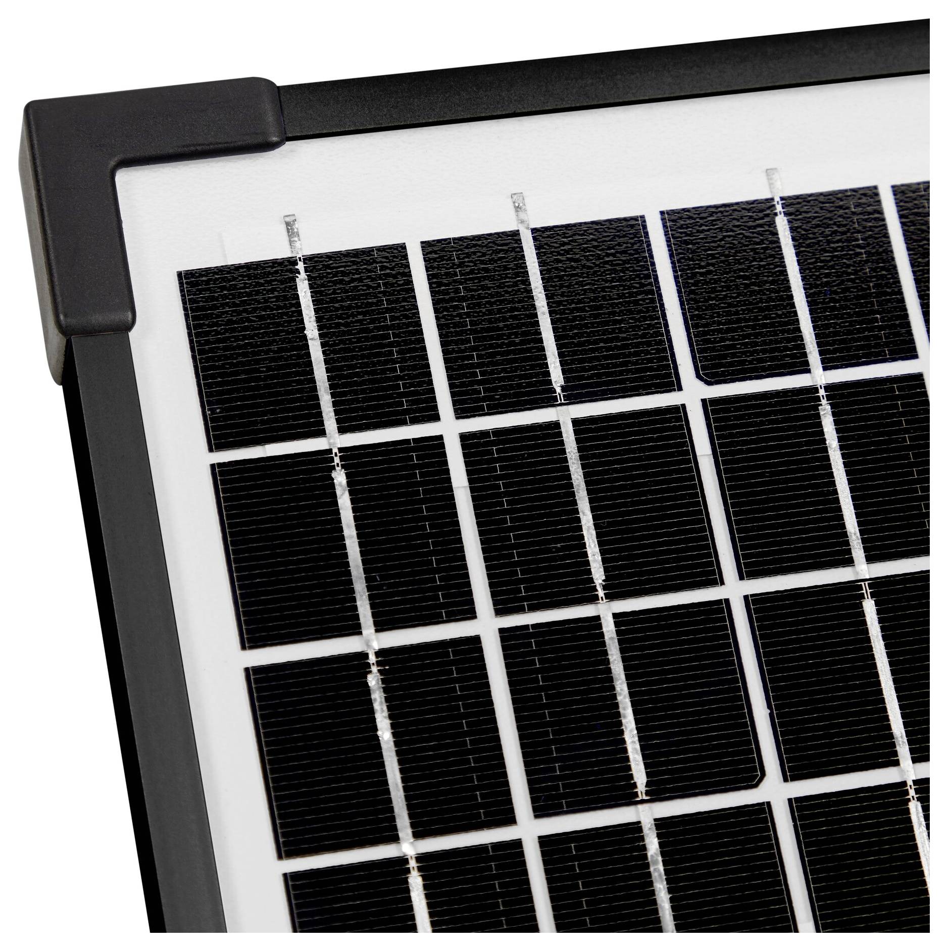 Nahaufnahme eines Solarpanels mit mehreren rechteckigen Solarzellen in einem schwarzen Rand versehen.