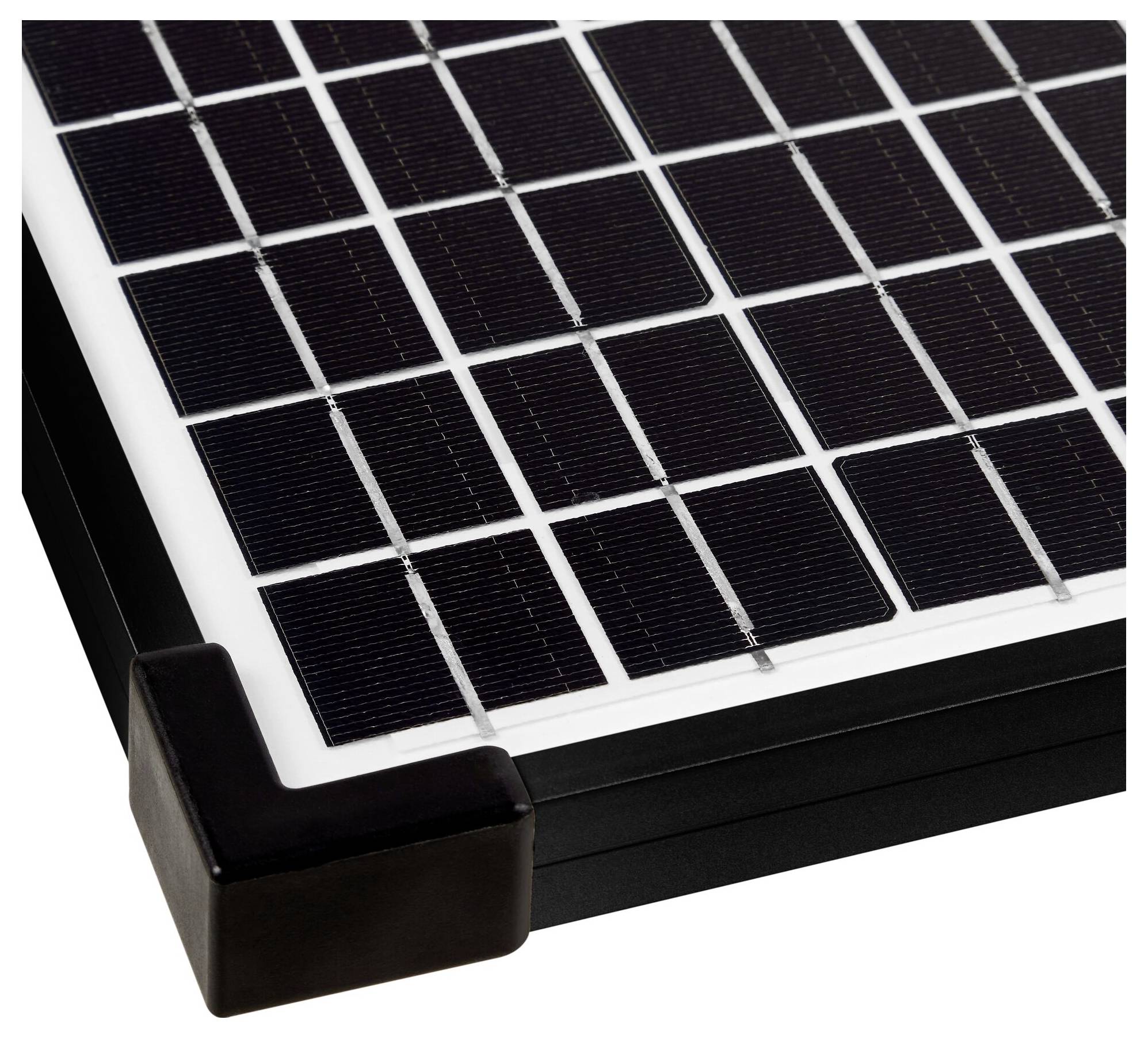 Nahaufnahme eines Solarpanels mit schwarzen Photovoltaikzellen. Die Ecken sind durch schwarze Eckschützer gesichert.