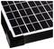 Nahaufnahme eines Solarpanels mit schwarzen Photovoltaikzellen. Die Ecken sind durch schwarze Eckschützer gesichert.